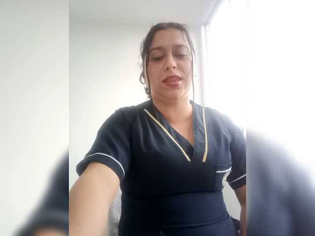 Queen-yess011 live cam on BongaCams