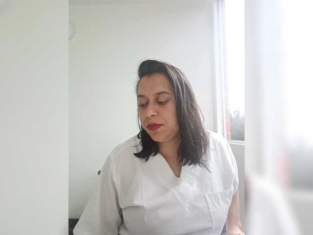 Queen-yess011 live cam on BongaCams