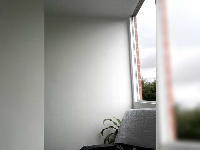 Queen-yess011 live cam on BongaCams