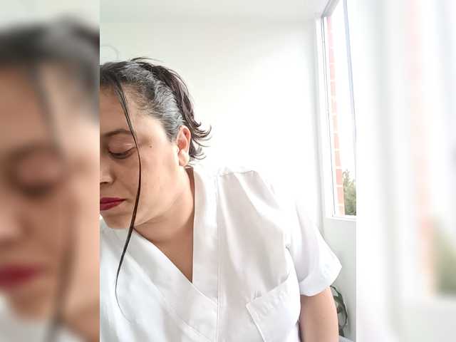 Queen-yess011 live cam on BongaCams