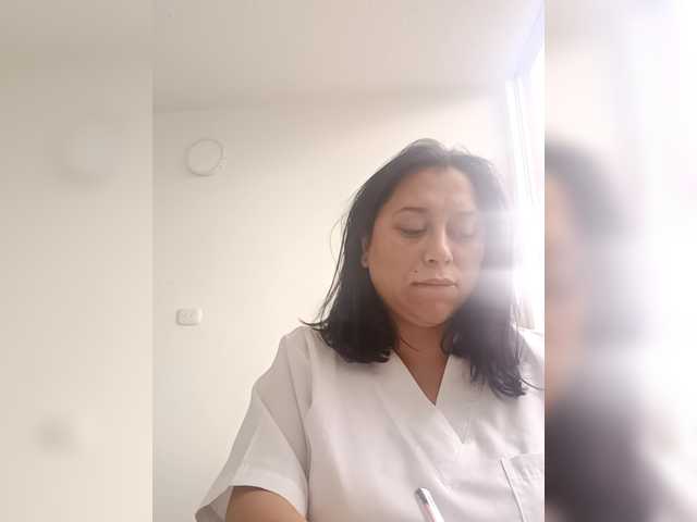 Queen-yess011 live cam on BongaCams