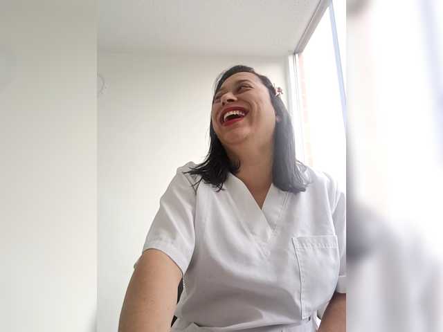 Queen-yess011 live cam on BongaCams
