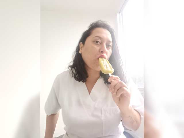 Queen-yess011 live cam on BongaCams