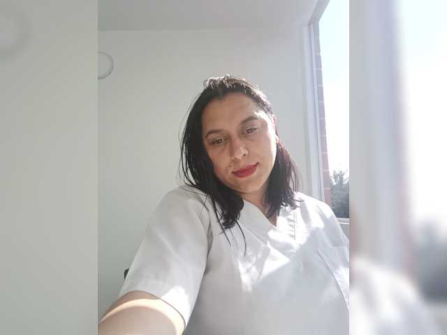 Queen-yess011 live cam on BongaCams