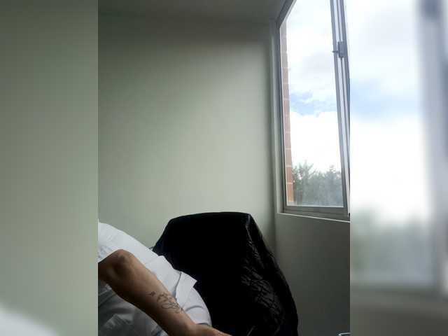 Queen-yess011 live cam on BongaCams