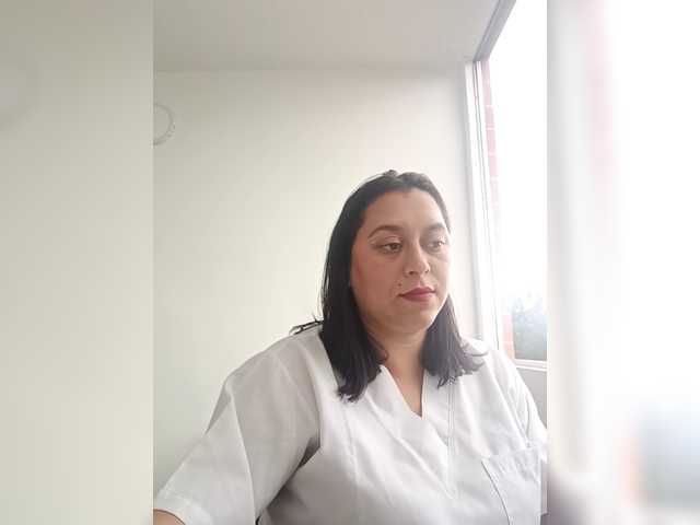 Queen-yess011 live cam on BongaCams