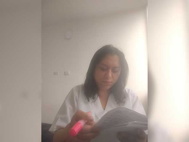 Queen-yess011 live cam on BongaCams