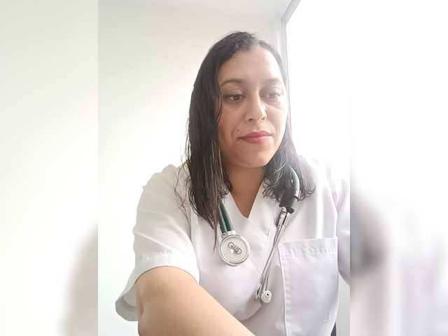 Queen-yess011 live cam on BongaCams