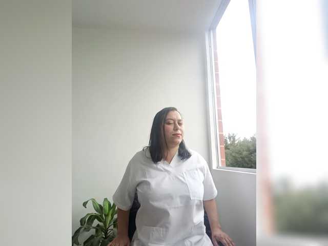 Queen-yess011 live cam on BongaCams