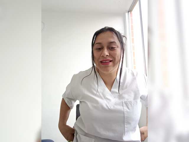 Queen-yess011 live cam on BongaCams
