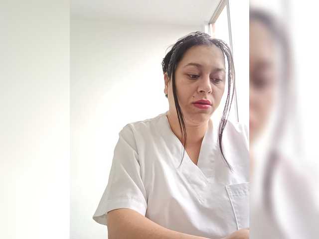 Queen-yess011 live cam on BongaCams