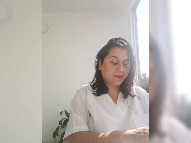 Queen-yess011 live cam on BongaCams