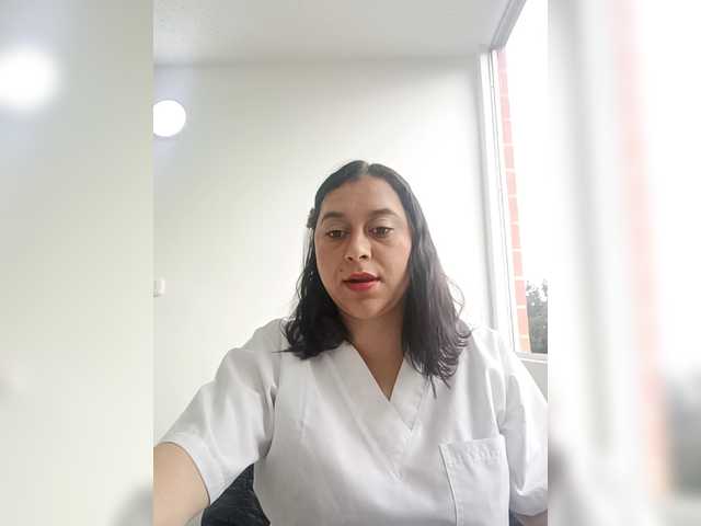 Queen-yess011 live cam on BongaCams