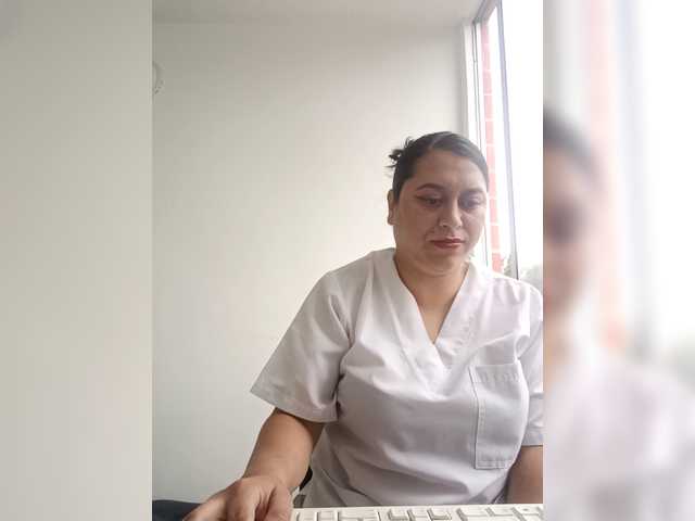 Queen-yess011 live cam on BongaCams