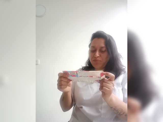 Queen-yess011 live cam on BongaCams