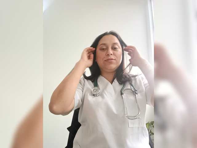 Queen-yess011 live cam on BongaCams