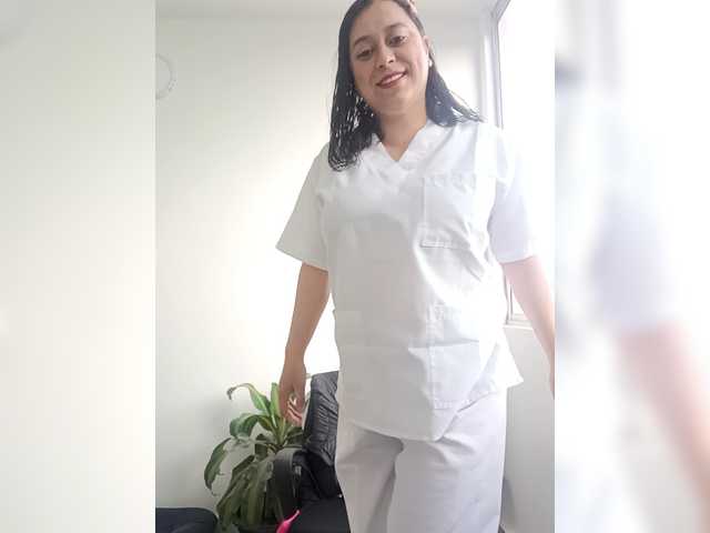Queen-yess011 live cam on BongaCams