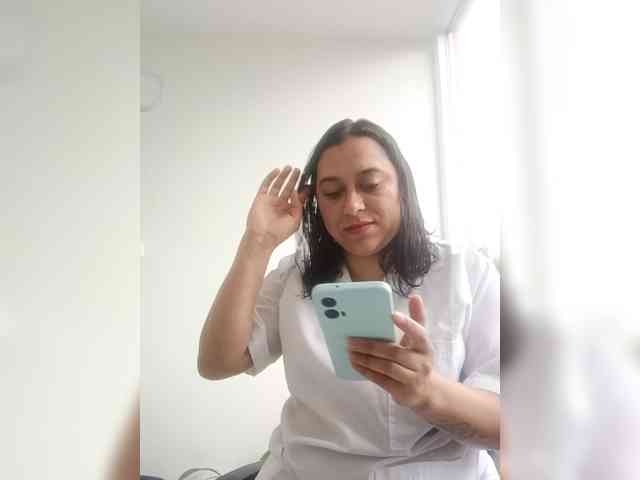 Queen-yess011 webcam