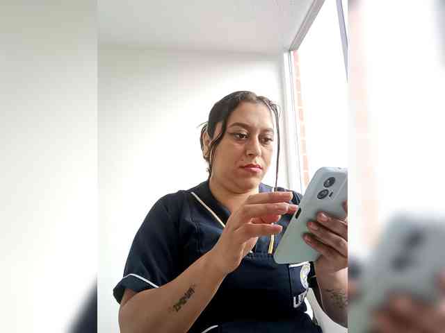 Queen-yess011 webcam