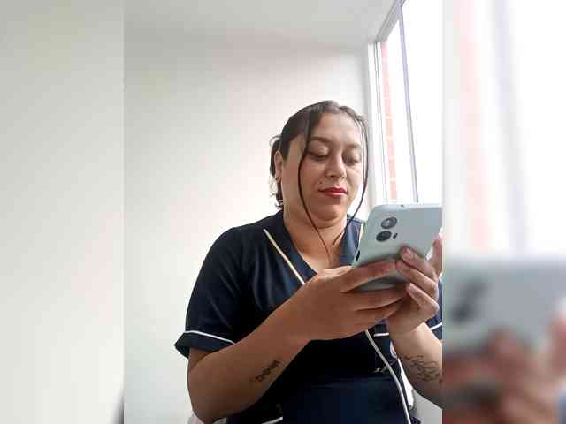 Queen-yess011 webcam