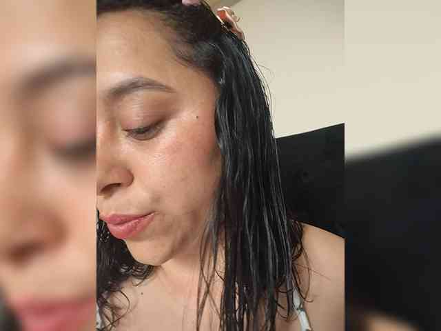Queen-yess011 webcam