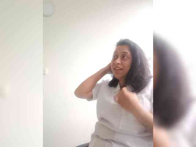 Queen-yess011 webcam