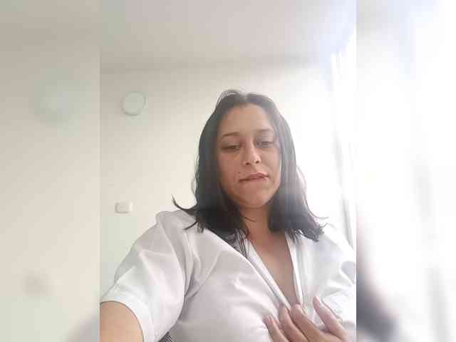 Queen-yess011 webcam