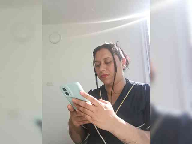 Queen-yess011 webcam
