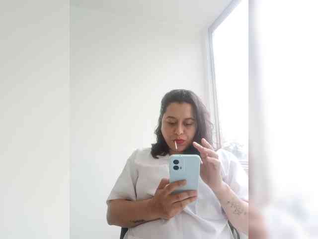 Queen-yess011 webcam
