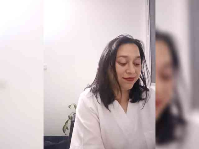 Queen-yess011 webcam