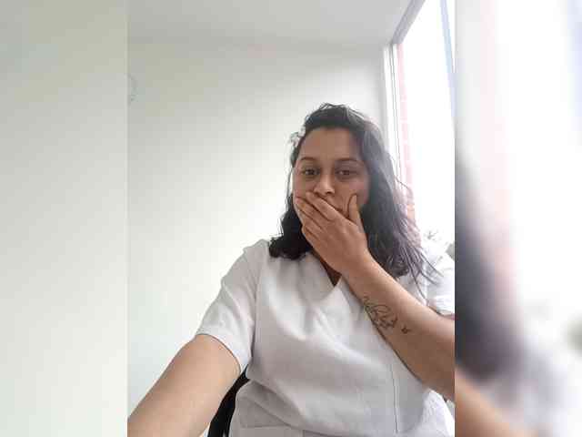 Queen-yess011 webcam