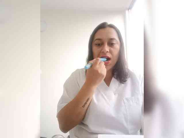 Queen-yess011 webcam