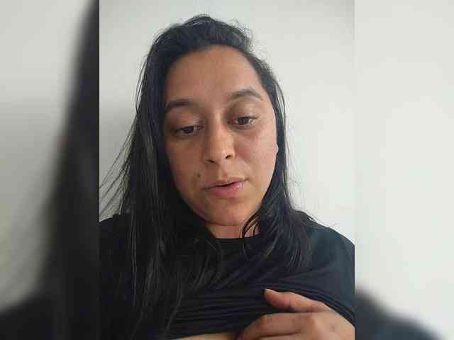 Queen-yess011 webcam