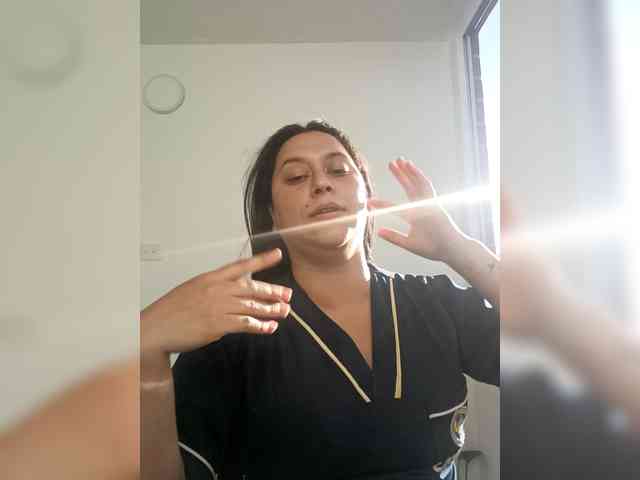 Queen-yess011 webcam