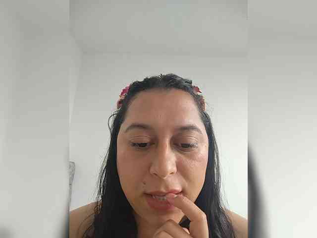Queen-yess011 webcam