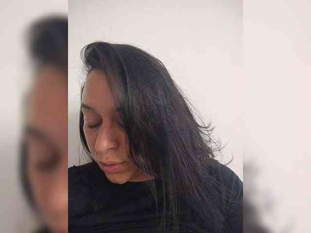 Queen-yess011 webcam