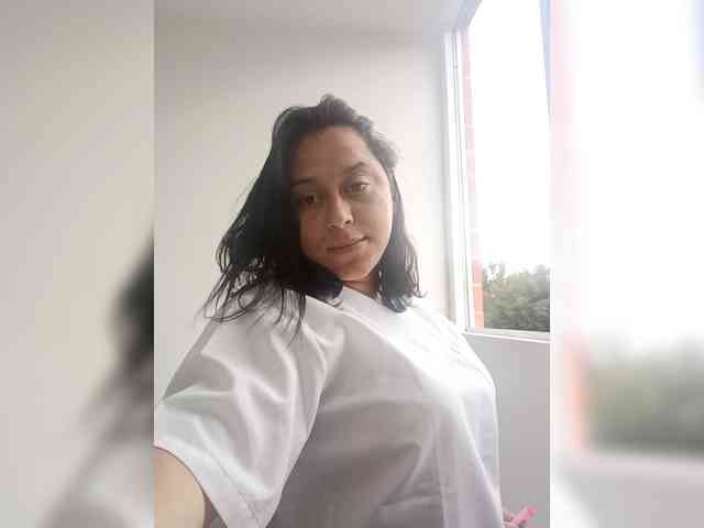Queen-yess011 webcam