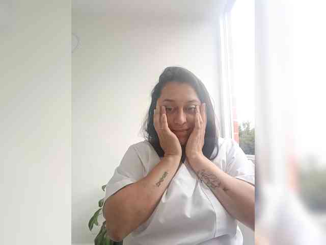 Queen-yess011 webcam