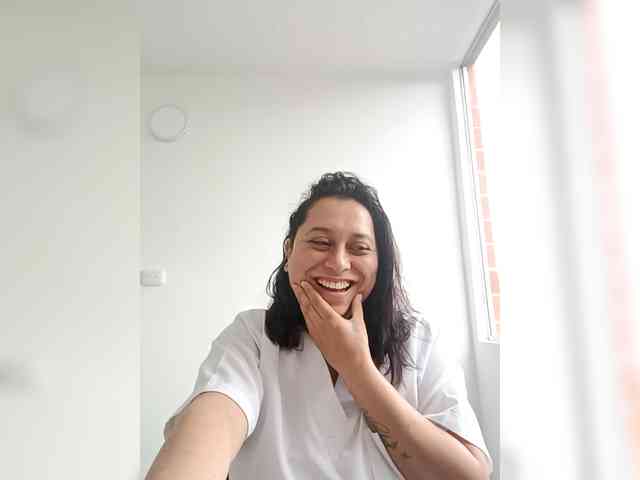 Queen-yess011 webcam