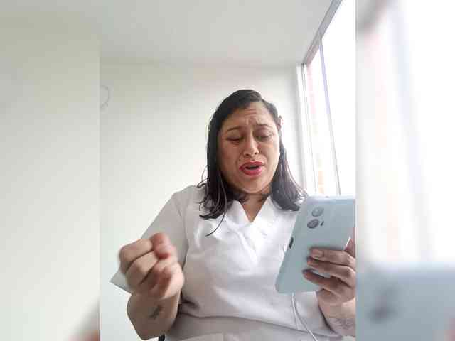 Queen-yess011 webcam