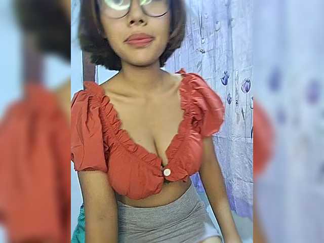 momo3312 live webcam show