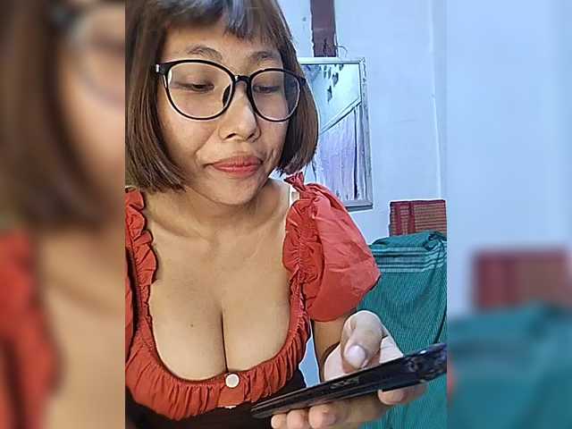 momo3312 live webcam show