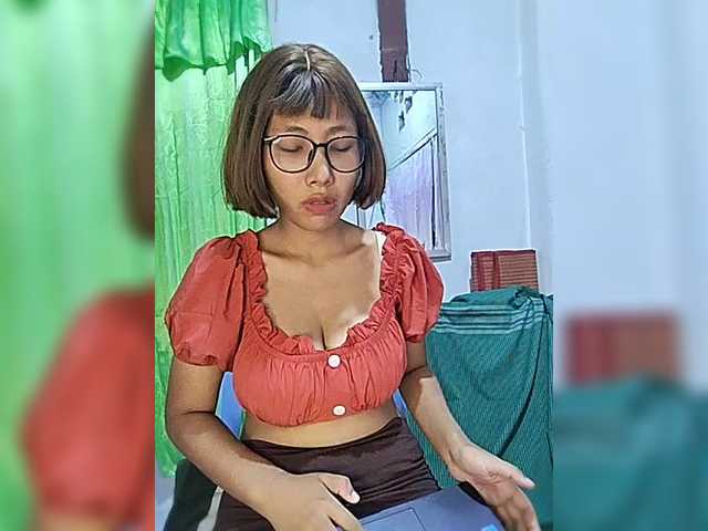 momo3312 live webcam show