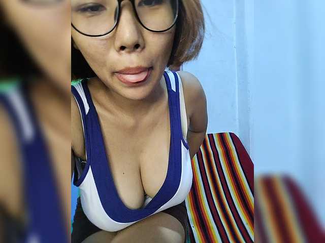 momo3312 live webcam show