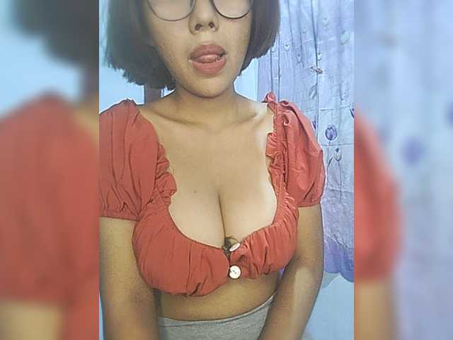 momo3312 live webcam show