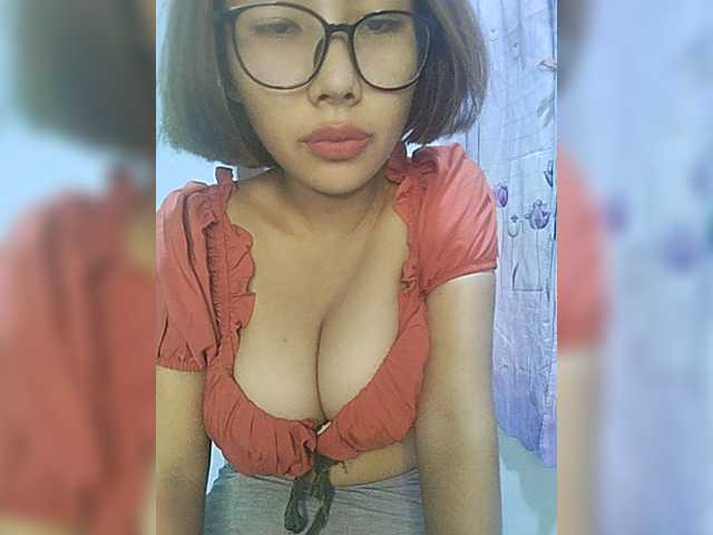 momo3312 live webcam show