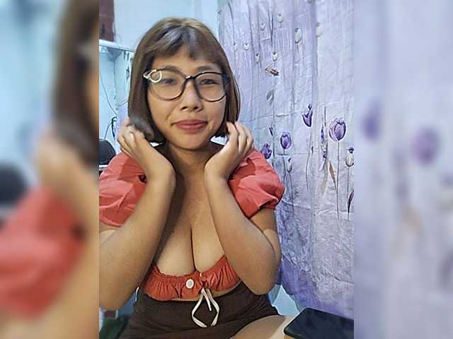 momo3312 live webcam show