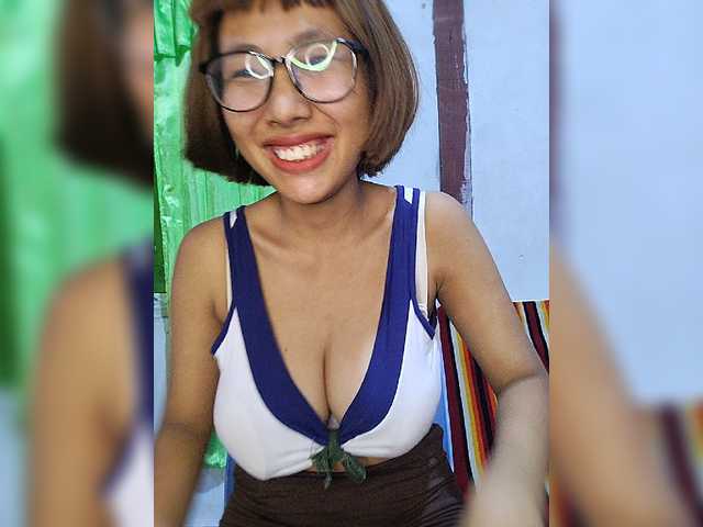 momo3312 live webcam show