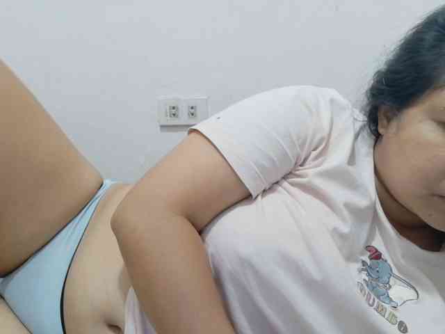 Sweetbigtits69 webcam