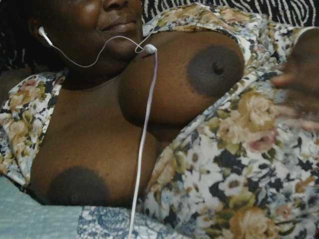 pervertmom live cam on BongaCams